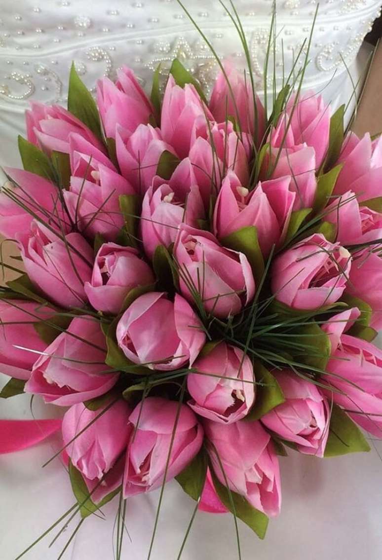 33- As noivas amam um lindo buquê formado com flores de tulipa. Fonte: Pinterest