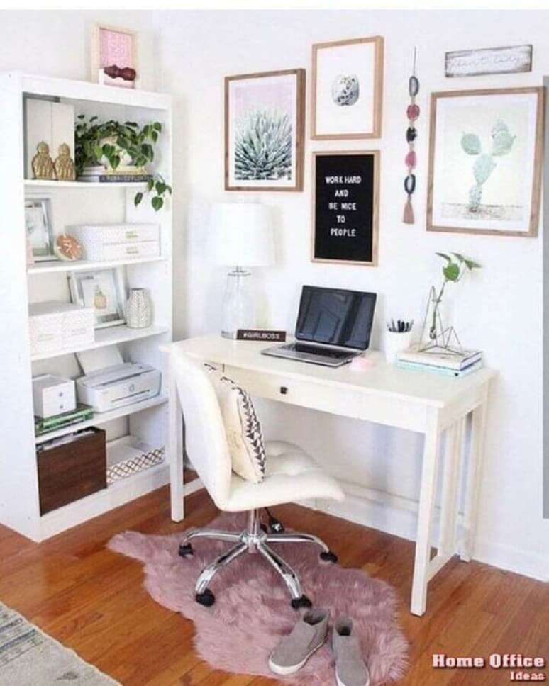 18. Decoração clean para home office pequeno com vários quadros decorativos – Foto: Melissa Pridgen