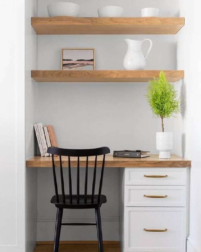 19. Cadeira preta para home office pequeno planejado com prateleiras de madeira – Foto: Assetproject