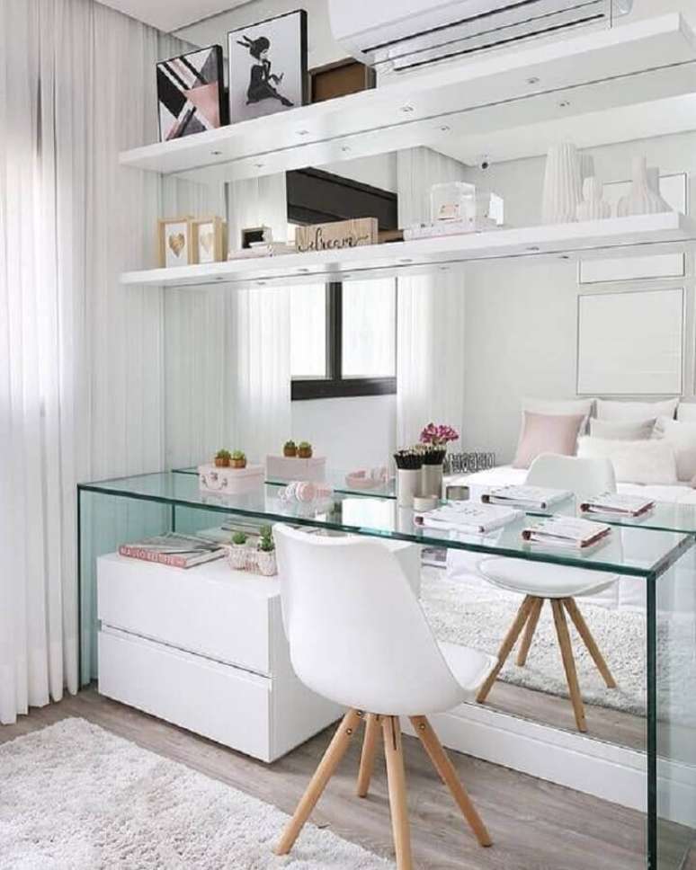 20. Decoração clean para home office com bancada de vidro e cadeira branca – Foto: Pinterest