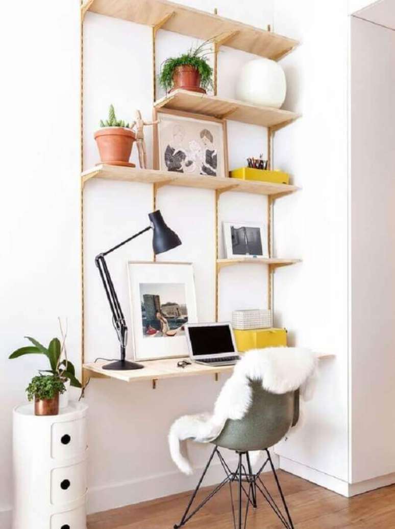 21. Decoração simples para home office pequeno com prateleiras de madeira – Foto: Pinterest