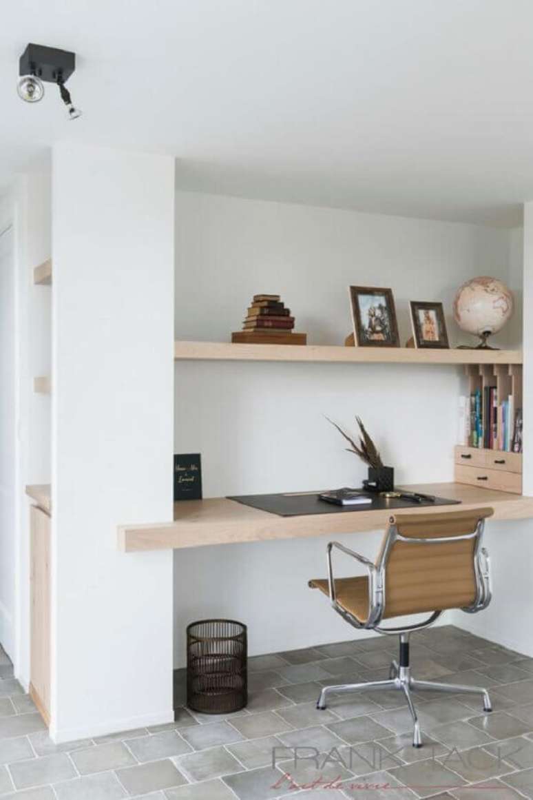 22. Decoração clean para home office planejado com bancada e prateleira de madeira – Foto: Pinterest