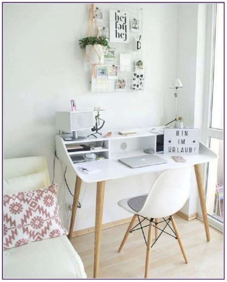 25. Utilize cores claras e neutras para decoração de home office pequeno – Foto: Pinterest