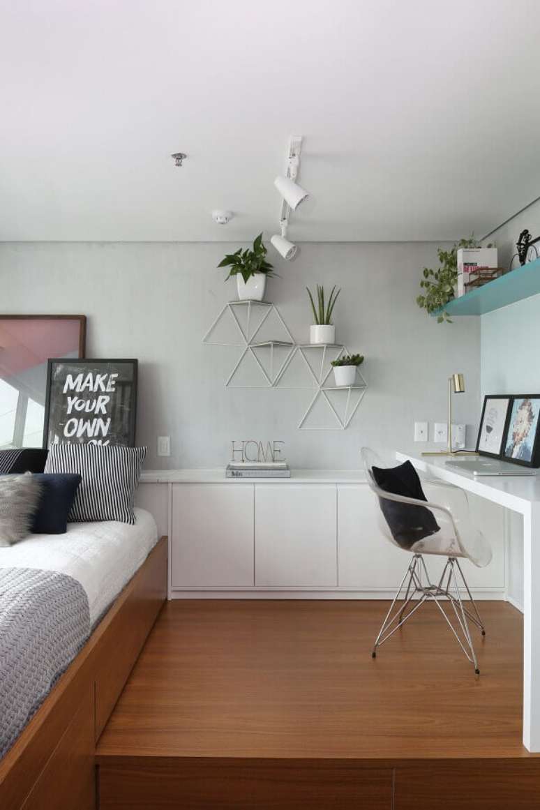 26. Aproveite um cantinho do seu quarto para criar uma estação de trabalho em casa – Foto: Estúdio Urbhá arquitetura