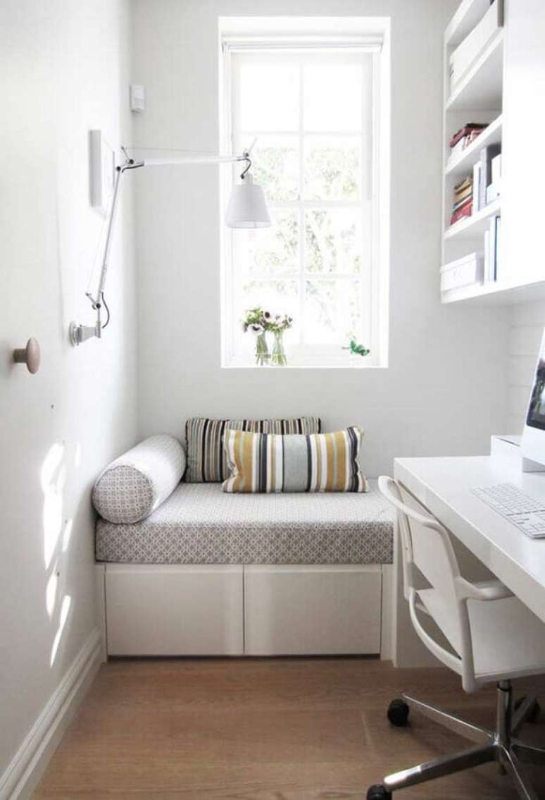 27. Móveis planejados e cores claras são as melhores opções para a decoração de home office pequeno – Foto: HomeYdeas
