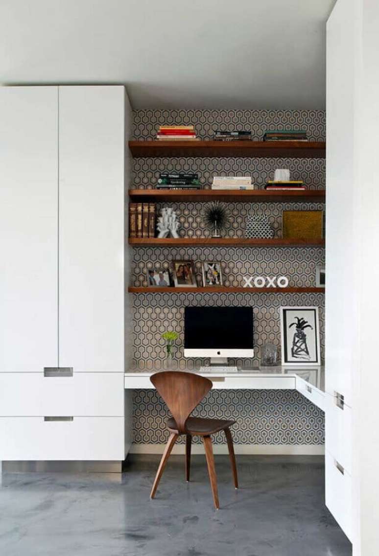 30. Decoração com papel de parede e prateleiras de madeira para home office planejado – Foto: Pinterest