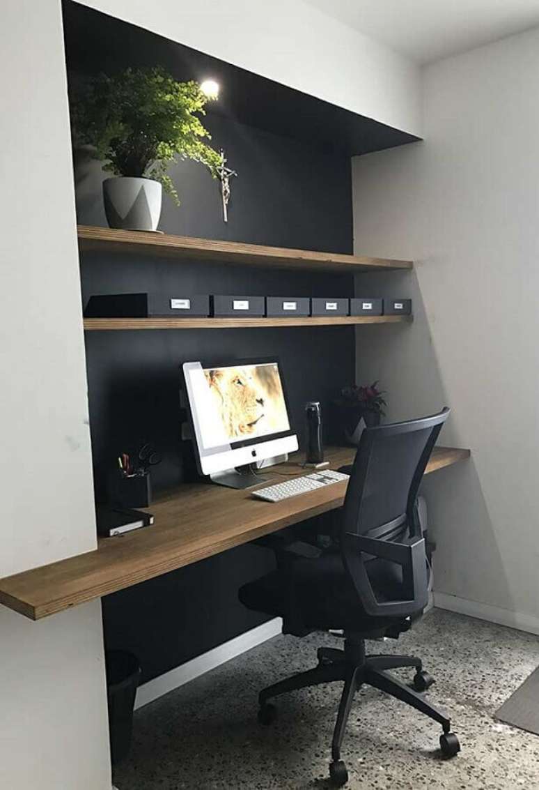 1. Decoração para home office planejado com prateleiras e bancada de madeira – Foto: Webcomunica