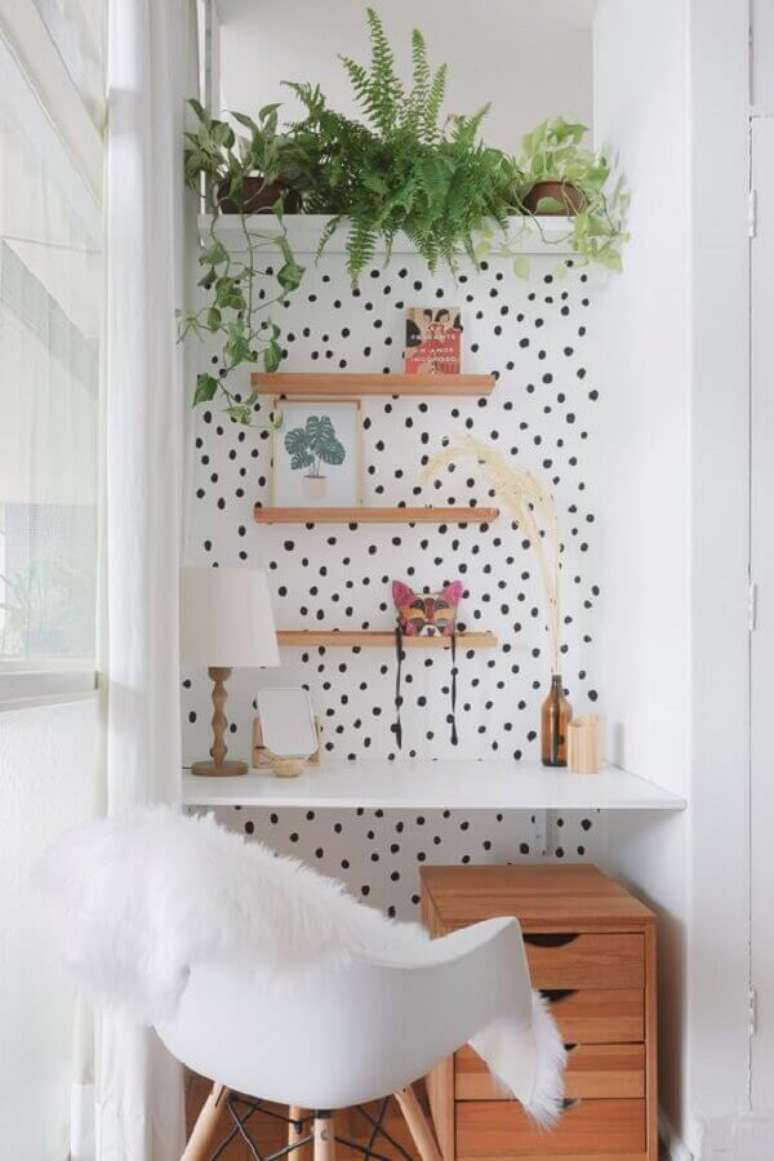 31. Decoração de home office pequeno com vasos de plantas e papel de parede de bolinhas – Foto: Pinterest