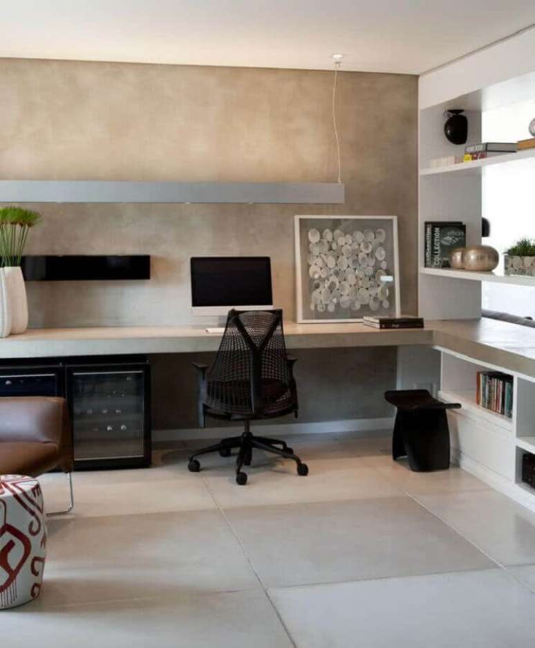 32. Decoração moderna para home office planejado com ampla bancada de cimento queimado – Foto: Apartment Therapy