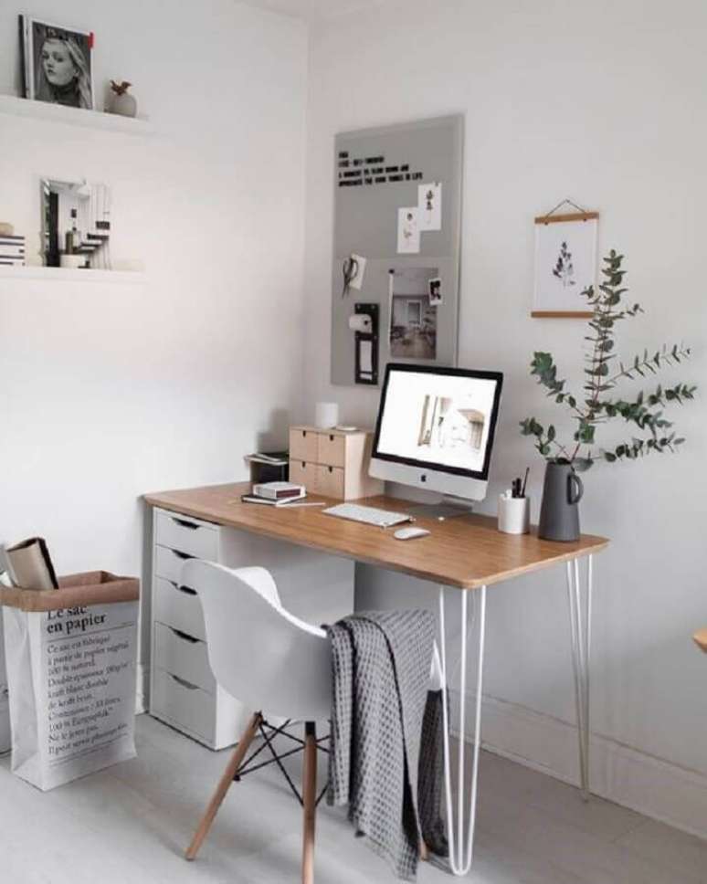 33. Decoração de home office simples com cadeira eames e mesa com gaveteiro – Foto: House & Living