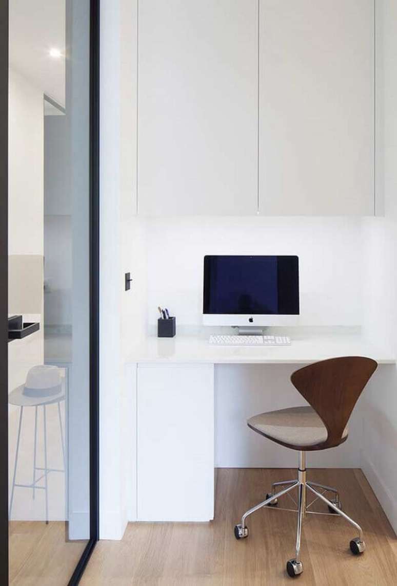 35. Decoração minimalista para home office pequeno planejado todo branco – Foto: Houzz