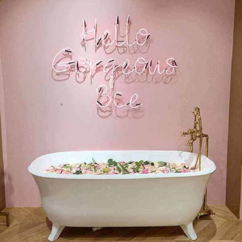 8. Banheiro com decoração neon como um letreiro deixa o ambiente muito mais descontraído – Foto: Via Pinterest