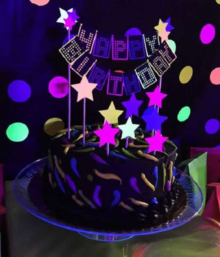 6. Decoração neon com bolo deixa a mesa muito mais criativa – Foto: Pinterest