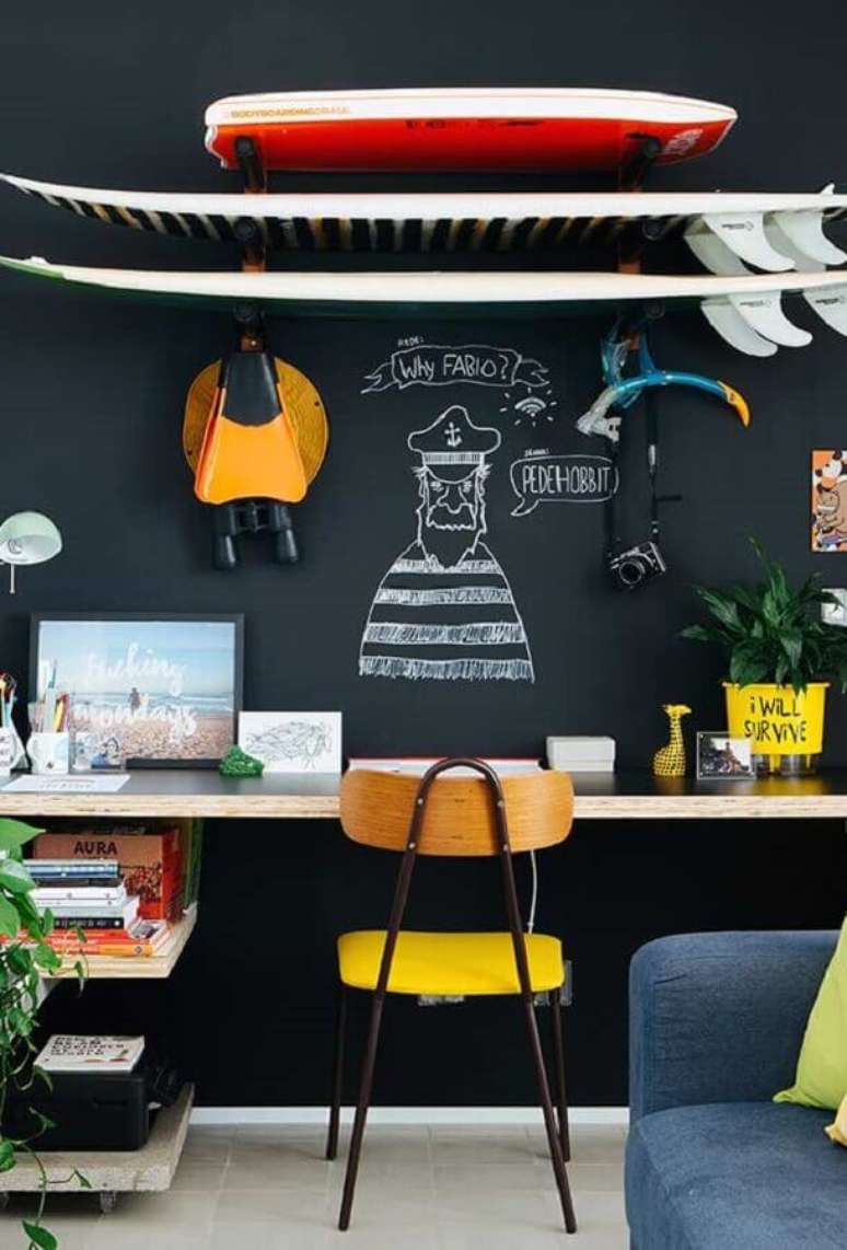 40. A parede de tinta lousa dá um ar divertido e criativo para o ambiente de trabalho em casa – Foto: Webcomunica