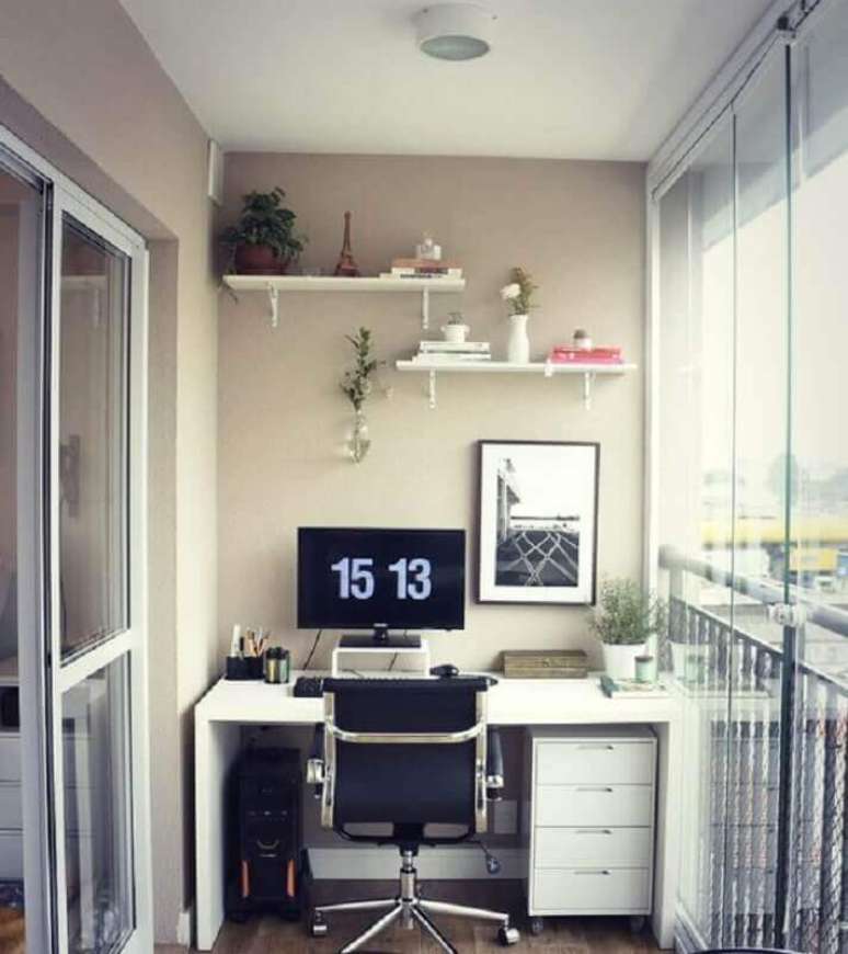41. Em falta de espaço, até a sua varanda pode ser usada para fazer um home office pequeno – Foto: Carreira Fácil
