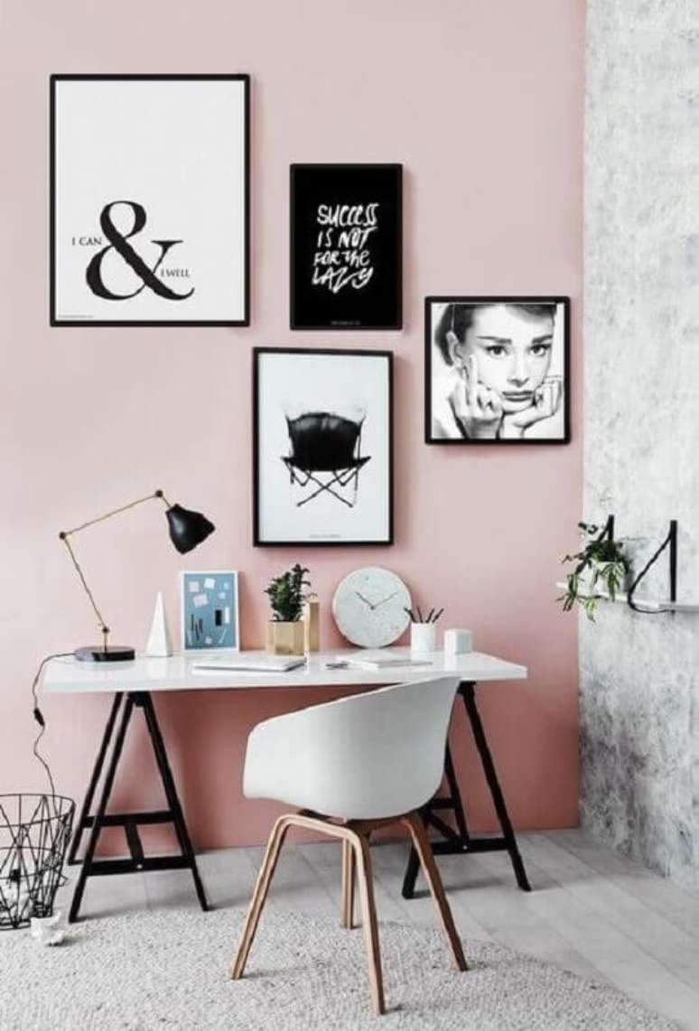 50. Decoração feminina para home office simples com parede pintada de rosa e vários quadros decorativos preto e branco – Foto: Zíper Chique