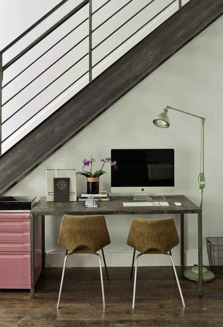 54. Decoração simples para home office pequeno embaixo da escada – Foto: Ideias Decor