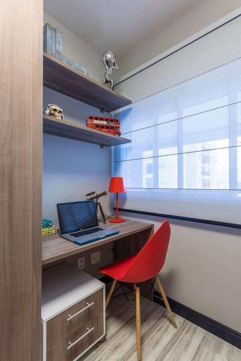 55. Decoração simples para home office planejado com bancada de madeira e cadeira vermelha – Foto: Ricardo Lopez