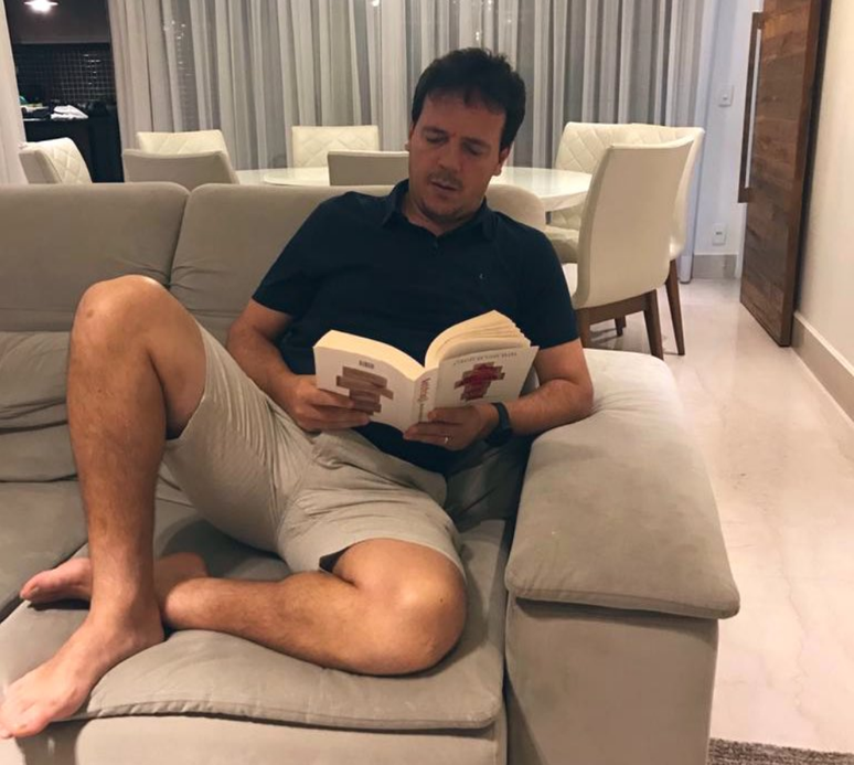 Fernando Diniz é formado em Psicologia (Foto: Reprodução; Twitter SPFC)