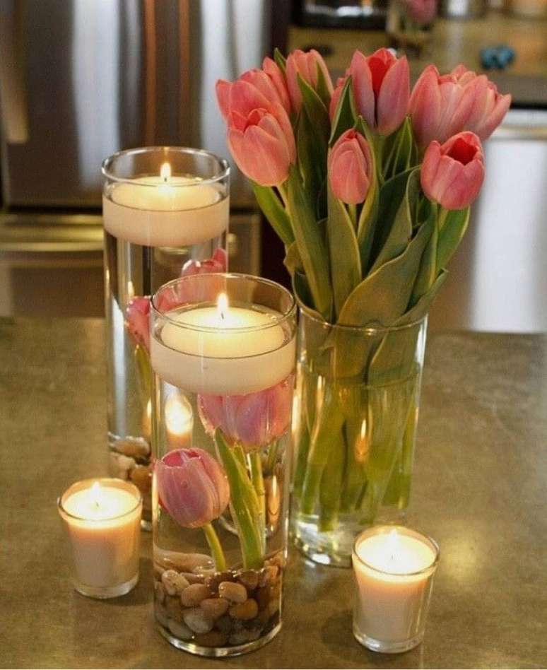 32- Forme lindos arranjos de tulipa com velas. Fonte: Pinterest