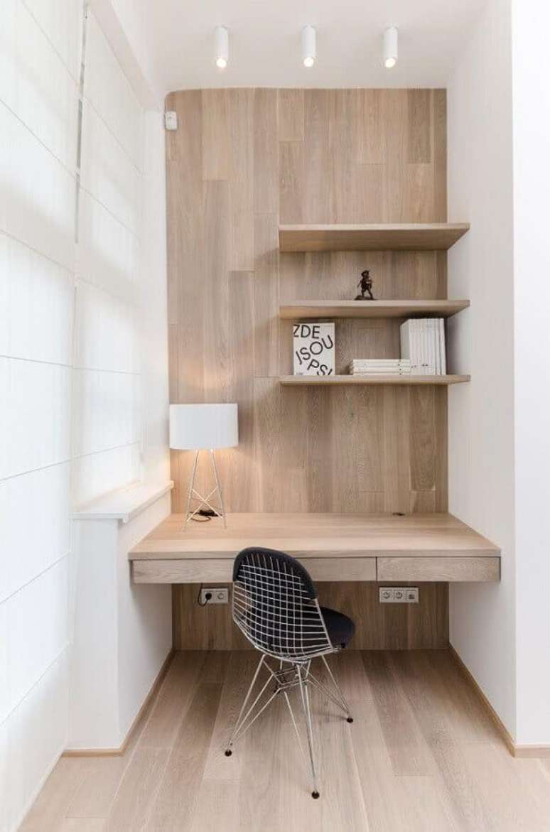 62. Móveis e revestimentos de madeira podem levar um toque acolhedor na decoração de home office – Foto: Frenchy Fancy