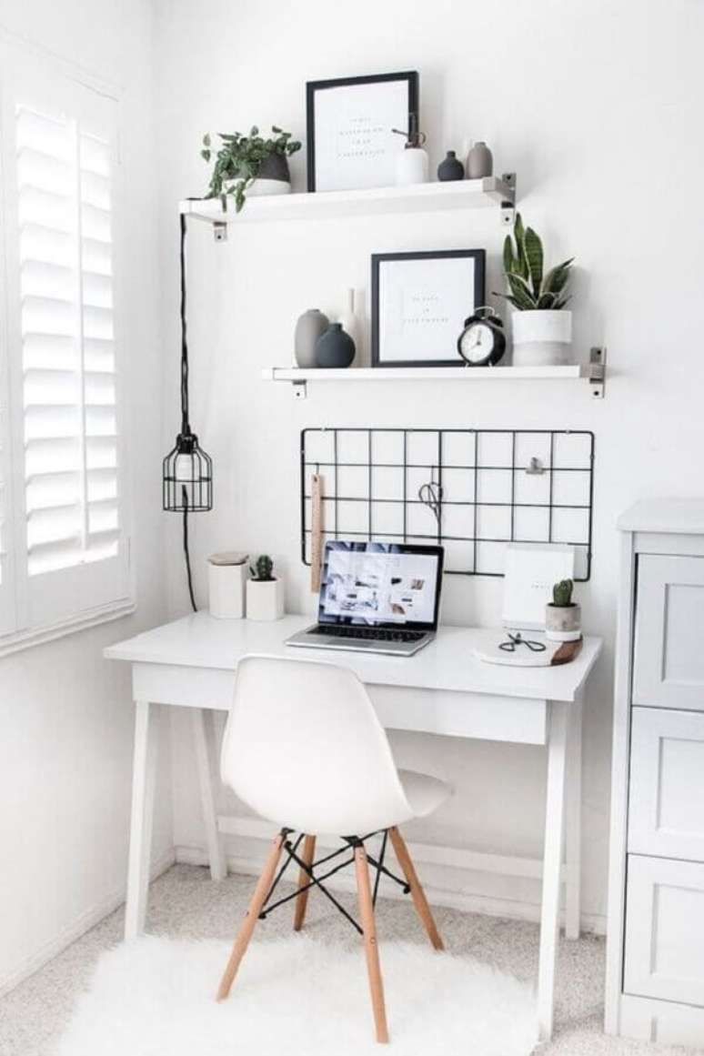 63. Home office pequeno todo branco decorado com quadro de avisos e prateleiras para organização – Foto: Casa Vogue