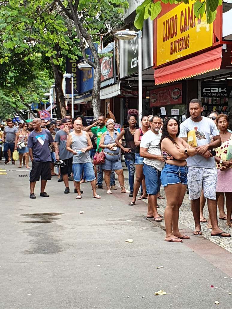 Muita gente faz fila em Bangu, zona oeste do Rio, para acessar agência bancária