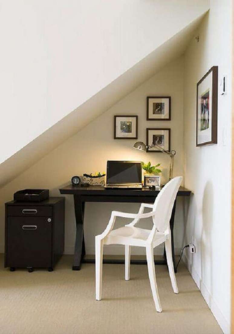 78. Modelo de home office pequeno embaixo da escada com decoração simples – Foto: Maria Killan
