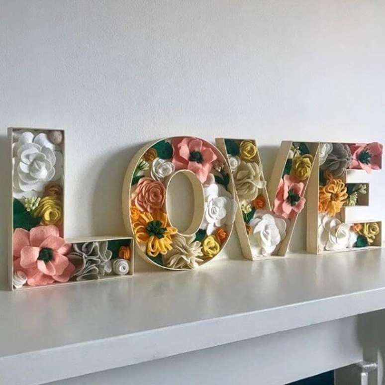 69. Moldes de letras com flores para decorar quarto – Via: Pinterest