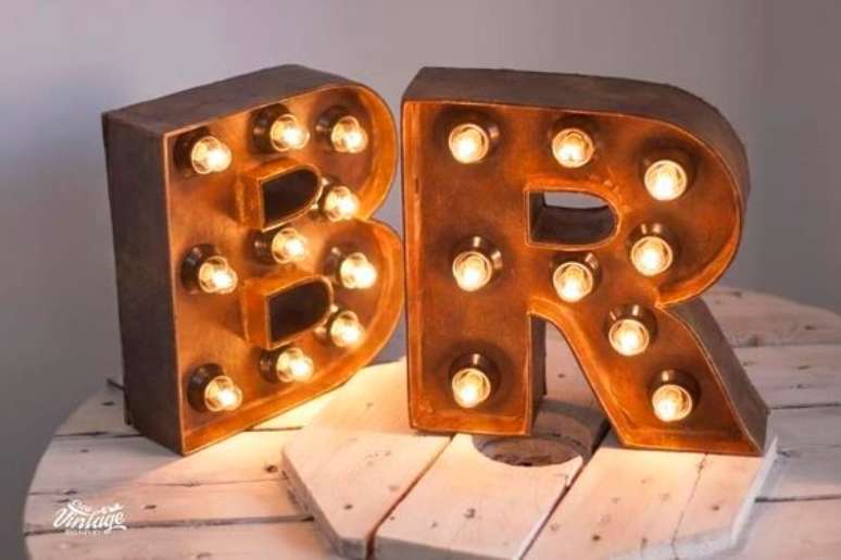 78. Moldes de letras 3D Iluminada – Via: Pinterest