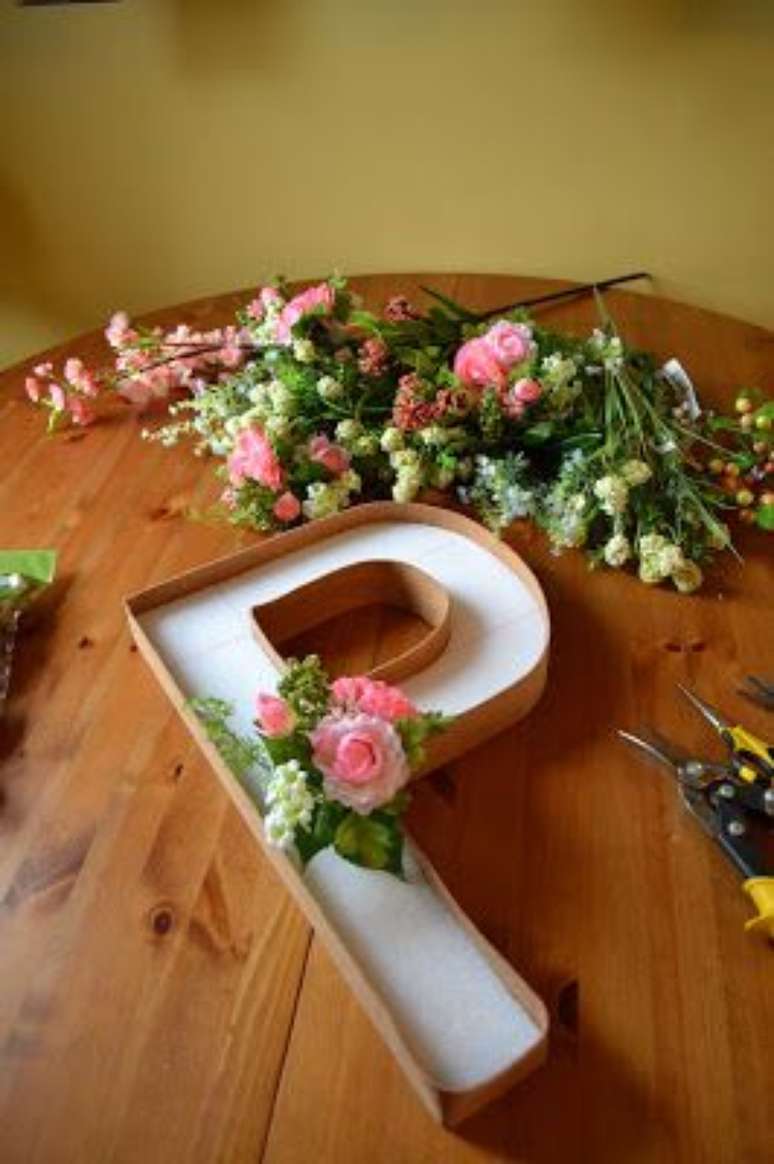 79. As flores artificiais podem decorar os moldes de letras para sua casa – Via: Pinterest