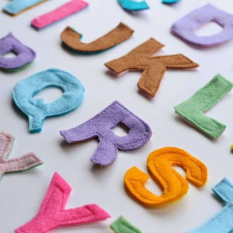 19. Moldes de letras de feltro para decorar a casa com cores – Via: Pinterest