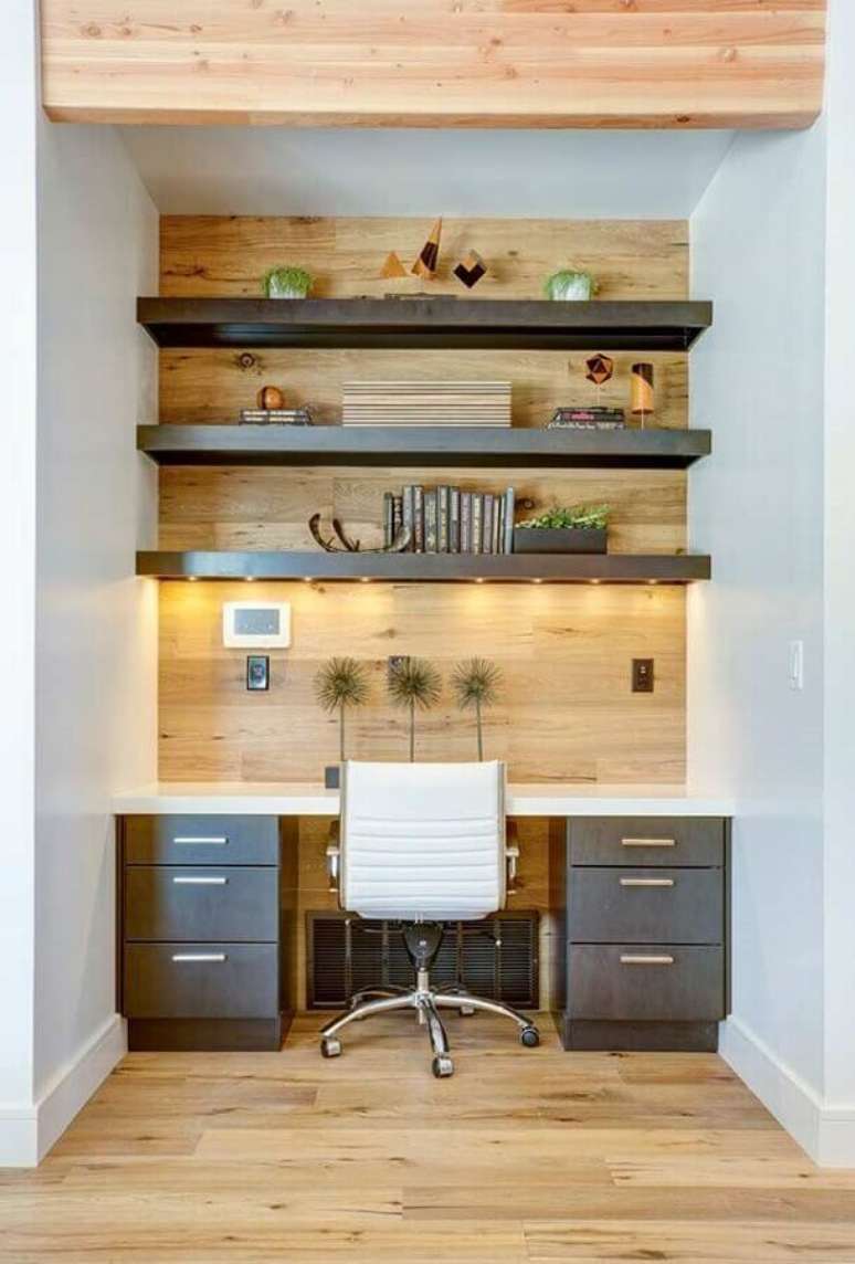 82. Invista em prateleiras com iluminação embutida para decorar o seu home office – Foto: Pinterest