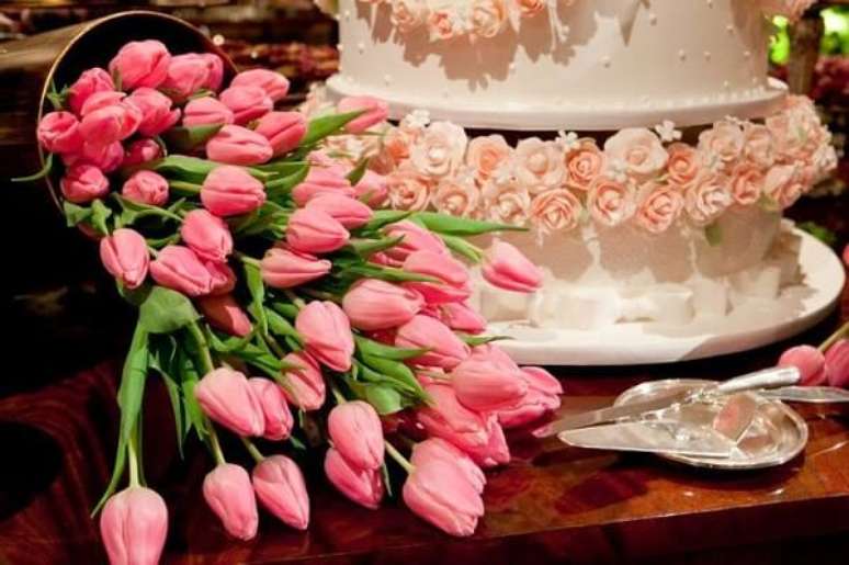37- Rosas e tulipas formam uma combinação linda. Fonte: Verbo Casar
