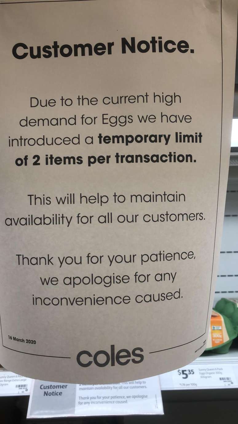 Aviso diz: “Por conta da alta demanda por ovos, nós estamos limitando temporariamente 2 itens por transação. Essa medida vai nos ajudar a manter a disponibilidade para todos os nossos clientes. Agradecemos sua paciência e nos desculpamos por qualquer inconveniência causada”