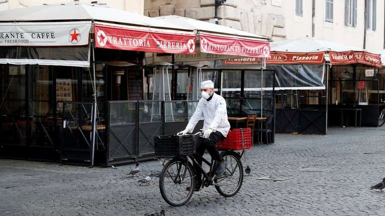 Em Roma, alguns bares e cafés seguem funcionando, mas apenas fazendo entregas