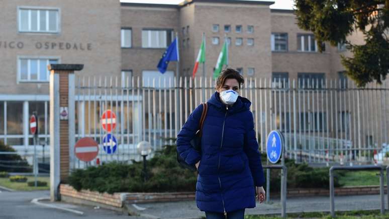 Enfermeira deixa hospital em Codogno, onde primeiro caso italiano foi confirmado oficialmente; no entanto, pesquisadores acreditam que o novo coronavírus já estava na Itália desde janeiro