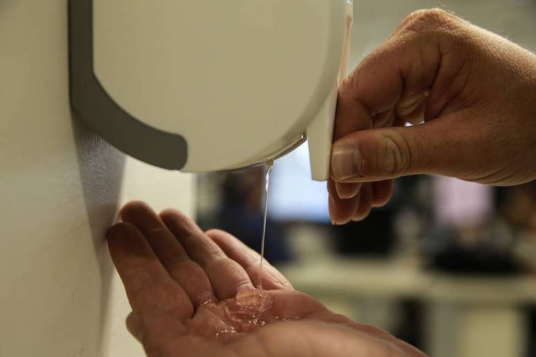Usar álcool em gel para fazer higiene de mãos é medida eficaz de prevenção