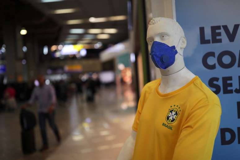 Manequim com a camiseta da Seleção Brasileira e uma máscar de proteção em meio à pandemia de coronavírus. 29/2/2020. REUTERS/Amanda Perobelli 