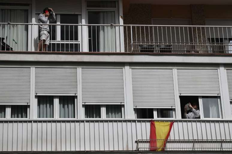 Pessoas em janela de hotel transformado em centro de tratamento para pessoas com coronavírus em Madri
19/03/2020
REUTERS/Susana Vera