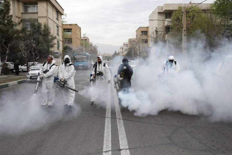 Bombeiros com roupa de proteção desinfectam ruas de Teerã
18/03/202
WANA (West Asia News Agency)/Ali Khara via REUTERS