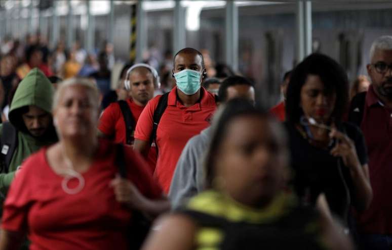 Passageiros caminham em plataforma de trem da Central do Brasil, no Rio de Janeiro
17/03/2020
REUTERS/Ricardo Moraes