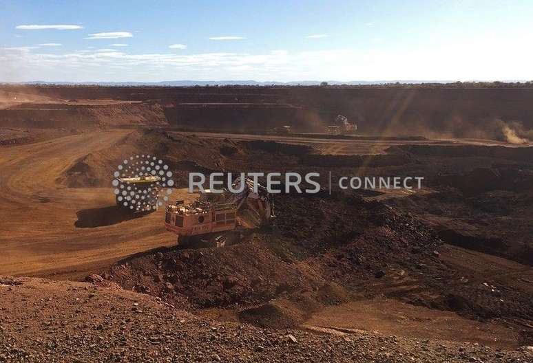 Um caminh&atilde;o se prepara para coletar carga de min&eacute;rio de ferro da australiana Fortescue Metals Group (FMG), na regi&atilde;o de Pilbara
29/11/2018
REUTERS / Melanie Burton