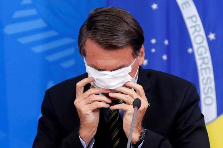 Presidente Jair Bolsonaro coloca máscara durante entrevista coletiva sobre coronavírus no Palácio do Planalto
18/03/2020
REUTERS/Adriano Machado