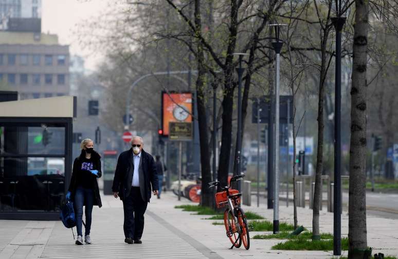 Pessoas com máscaras de proteção contra coronavírus caminham pelas ruas de Milão, Itália 
20/03/2020
REUTERS/Daniele Mascolo