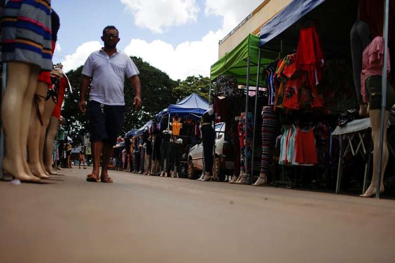 Homem anda em mercado de rua vazio na região administrativa de Ceilândia, no DF
17/03/2020
REUTERS/Adriano Machado