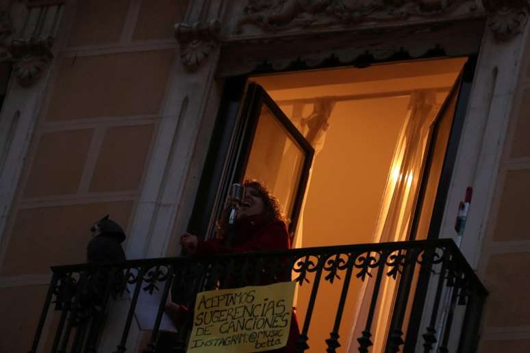 Cantora Beatriz "Betta" Berodia performa na sacada de seu apartamento em Madri, Espanha 
19/03/2020
REUTERS/Susana Vera