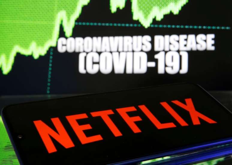 Logotipo da Netflix em frente a painel sobre epidemia do coronav&iacute;rus. 19/3/2020. REUTERS/Dado Ruvic