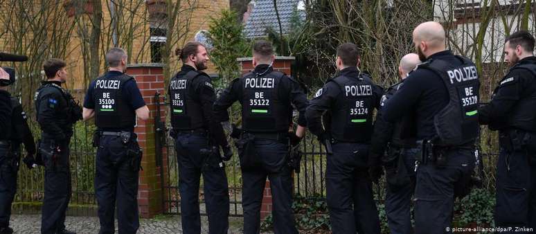 Policiais cumprem mandados de busca e apreensão contra grupo neonazista em Berlim