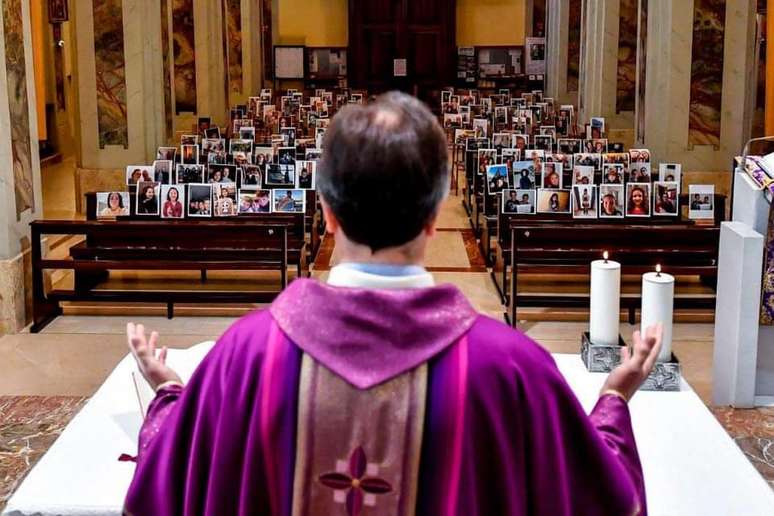 Padres colocam fotos do fiéis em igrejas vazias